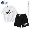 画像2: NASA x Astronaut x Raindrop swoosh Print Short-sleeved T-shirt and Sweat Short Pants Set up ユニセックス 男女兼用 NASA ナサ × 宇宙飛行士 × 雨だれスウォッシュプリント 半袖Tシャツ ショートパンツ セットアップ (2)