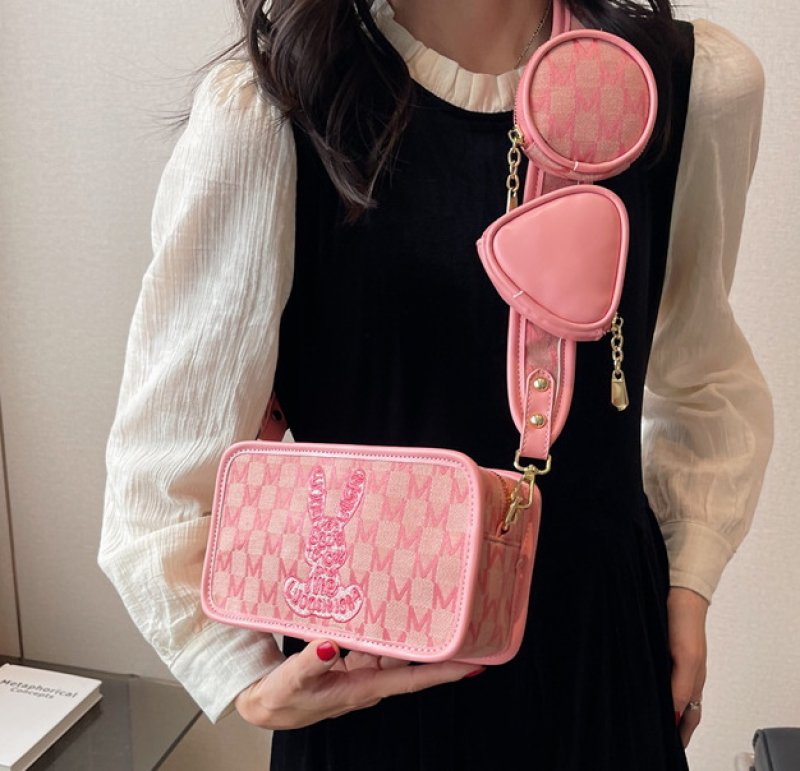 画像12: Love Rabbit Embroidered Monogram shoulder pochette bag 男女兼用ラブラビット刺繍モノグラムコバック付き ショルダーポシェットバッグ斜め掛けバッグ (12)