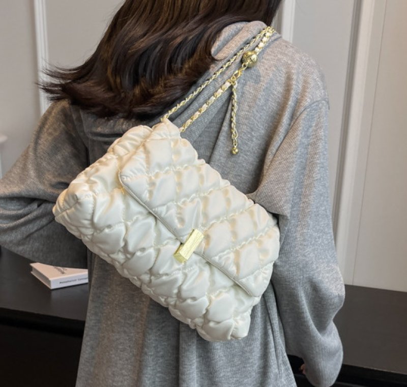 画像8: QUILTED LEATHER DOWN CHAIN TOTE SHOULDER BAG 男女兼用 キルティングレザーダウンチェーントートショルダー斜め掛けバッグ (8)