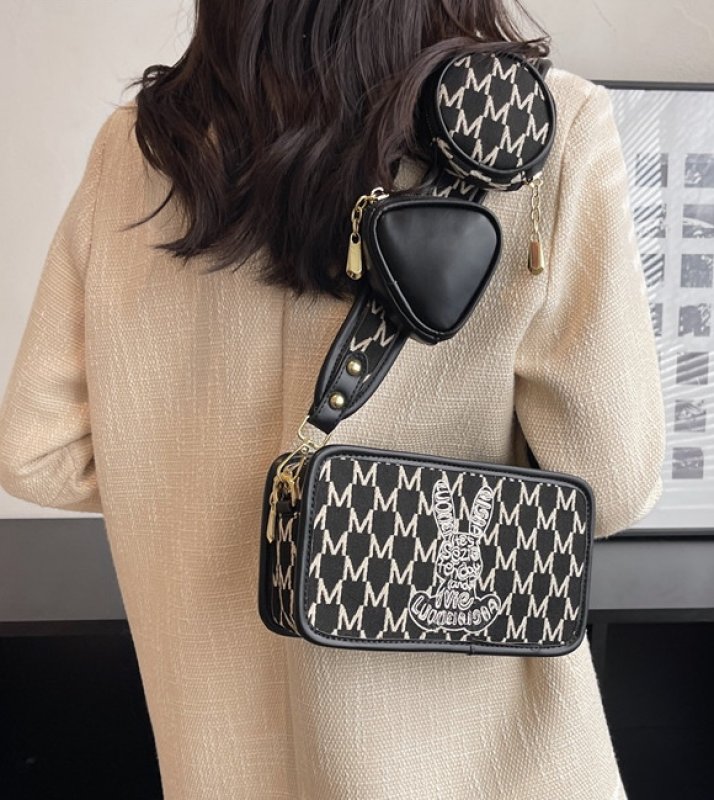 画像13: Love Rabbit Embroidered Monogram shoulder pochette bag 男女兼用ラブラビット刺繍モノグラムコバック付き ショルダーポシェットバッグ斜め掛けバッグ (13)