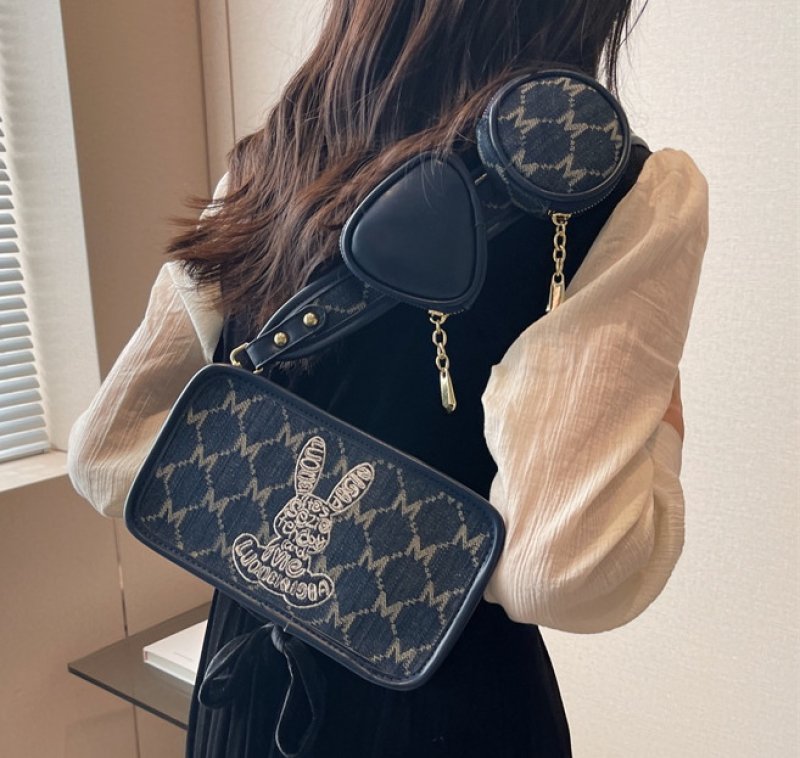 画像11: Love Rabbit Embroidered Monogram shoulder pochette bag 男女兼用ラブラビット刺繍モノグラムコバック付き ショルダーポシェットバッグ斜め掛けバッグ (11)