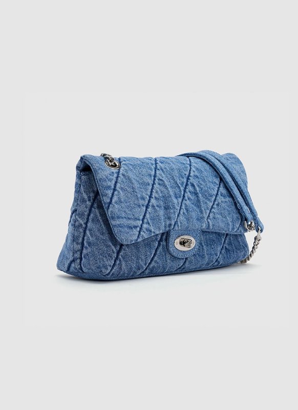 画像2: Washed Denim Quilted Chain Handle Flip Bag tote shoulder bag　ウォッシュデニムキルティングチェーン付きハンドルフリップバッグトートバッグ　ショルダーバッグ　通学　通勤 (2)