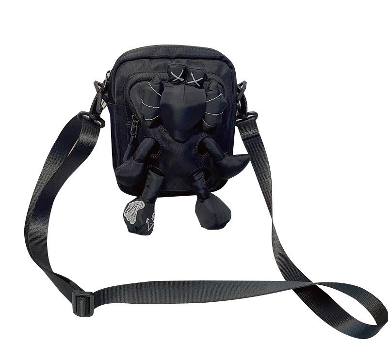 画像7: Unisex Kaws Plush Nylon Crossbody Shoulder Bag 　ユニセックス 男女兼用カウズKAWSナイロンクロスボディーショルダーバッグ (7)