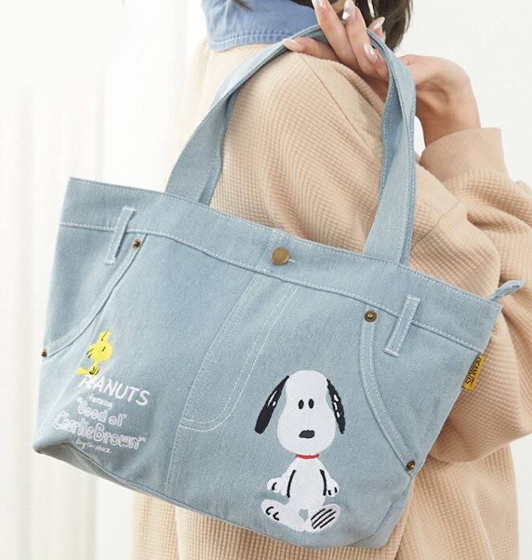 画像2: Snoopy painted denim pants style tote shoulder shopping bag  　スヌーピーペイントデニムパンツ風トートショルダーショッピングバッグ (2)