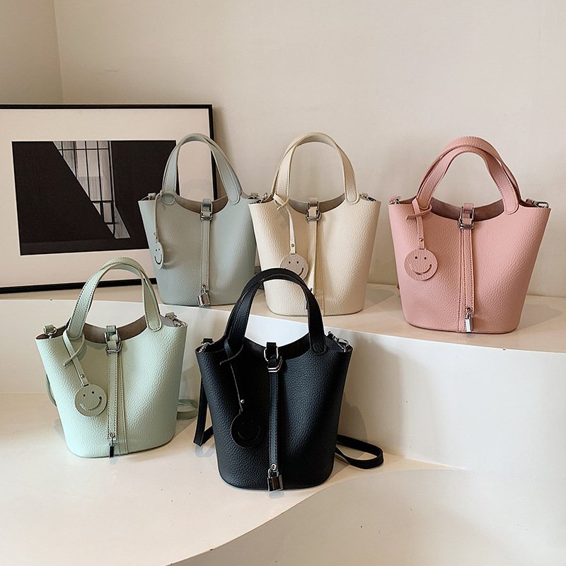 画像2: Ladies PU Leather Lock Smile Charm Bag Handbag Tote Shoulder Bag PU レザー スマイル チャーム付き 鍵付き ロック トートショルダーバッグ (2)