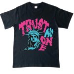 画像1: unisex TRUST NO ONE Statue of Liberty Print Short Sleeve T-Shirt  　TRUST NO ONE 自由の女神プリント半袖ラウンドネック Tシャツ ユニセックス 男女兼用 (1)