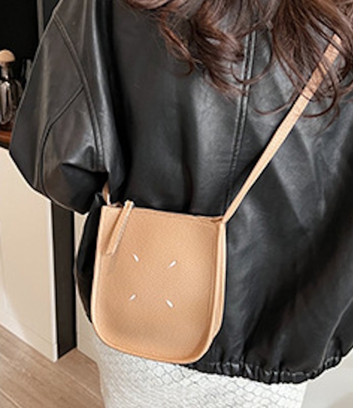 画像6: Leather Small Crossbody Pochette Shoulder Saddle Bag　　レザースモールクロスボディーポシェットショルダーサドルバッグ (6)