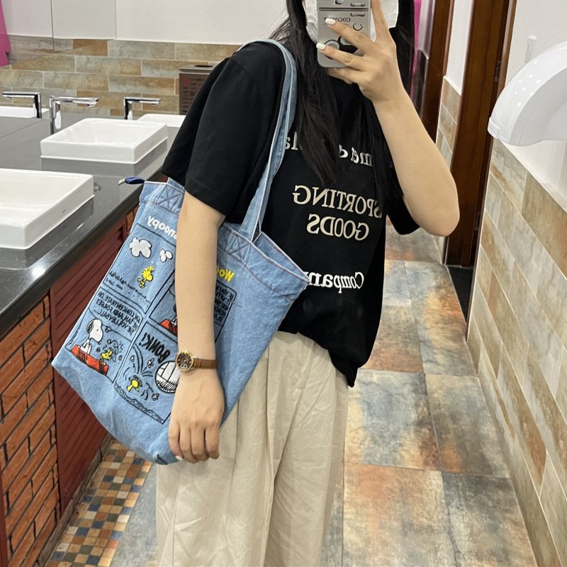 画像4: Snoopy embroidered denim tote shoulder bag shopping bag　スヌーピー刺繍デニムトートショルダーバッグ韓国 (4)