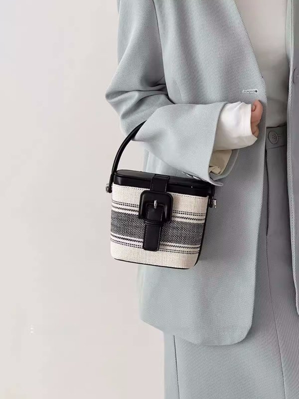 画像2: Striped Bucket Shoulder Crossbody Tote Bag　 ストライプバケットショルダークロスボディトートバッグ (2)