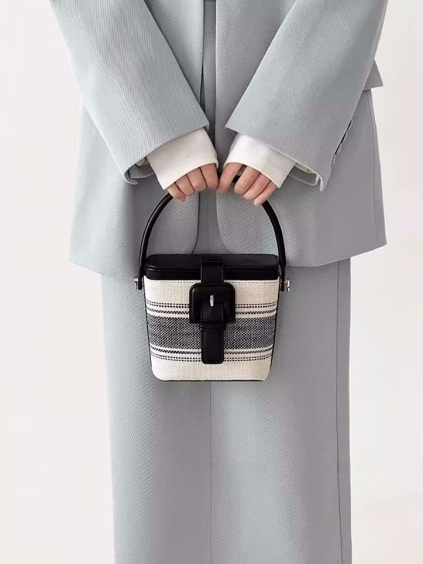 画像4: Striped Bucket Shoulder Crossbody Tote Bag　 ストライプバケットショルダークロスボディトートバッグ (4)