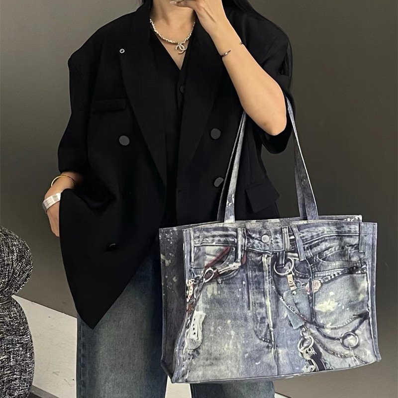 画像4: Unisex decorative chain damage paint denim one handle tote shoulder bag　ユニセックス　男女兼用　デコレイトチェーンダメージペイント  トロンプルイユプリント デニム効果 デニムトートショルダークロスボディースポーツエコバッグ (4)