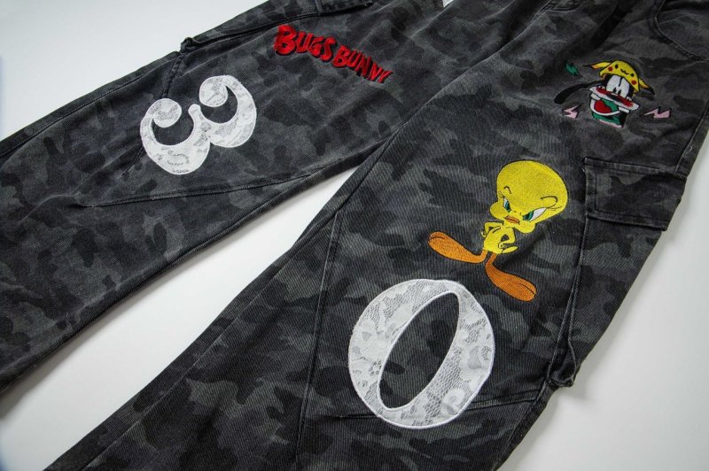 画像4: Unisex Looney Tunes Tweety Embroidered Camouflage Denim Pants  ユニセックス 男女兼用ルーニー・テューンズ トゥイーティ刺繍×迷彩デニムパンツ  (4)