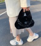 画像7: Fluffy fur trumpet colorful chain tote shoulder  Underarm bag　モコモコファートランペット型カラフルチェーン付きトートショルダーアンダーアームバッグ (7)