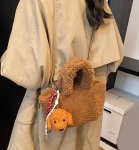 画像4: Bucket fur tote shoulder bag with plush charm　バケットファーぬいぐるみチャーム付きトートショルダークロスボディーバッグ (4)