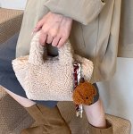 画像6: Bucket fur tote shoulder bag with plush charm　バケットファーぬいぐるみチャーム付きトートショルダークロスボディーバッグ (6)