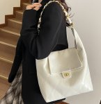 画像5: Quilted large capacity chain shoulder strap leather tote shoulder bag　キルティングラージキャパシティーチェーンショルダーストラップ レザートートショルダーバッグ (5)