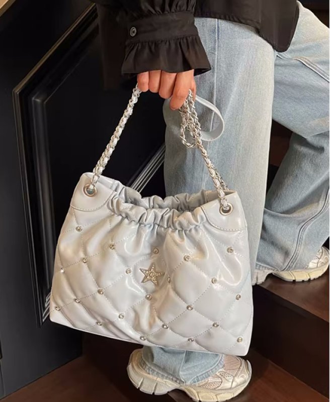 画像9: Quilted Star & Pavé Chain Drawstring Leather Tote Shoulder Crossbody Bag　キルティングスター＆パヴェチェーン巾着レザートートショルダークロスボディバッグ (9)