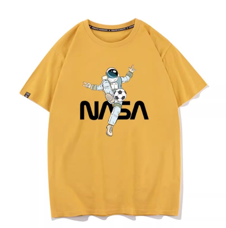 画像1: NASA x Soccer Astronaut Print Print Short Sleeve T-Shirt　ユニセックス 男女兼用NASA×サッカー宇宙飛行士プリント半袖  Tシャツ (1)