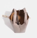 画像11: Leather Chance Recycled Turn-Lock Bucket Bag　ユニセックス男女兼用レザーターンロックバケットトートショルダークロスボディーバッグ (11)