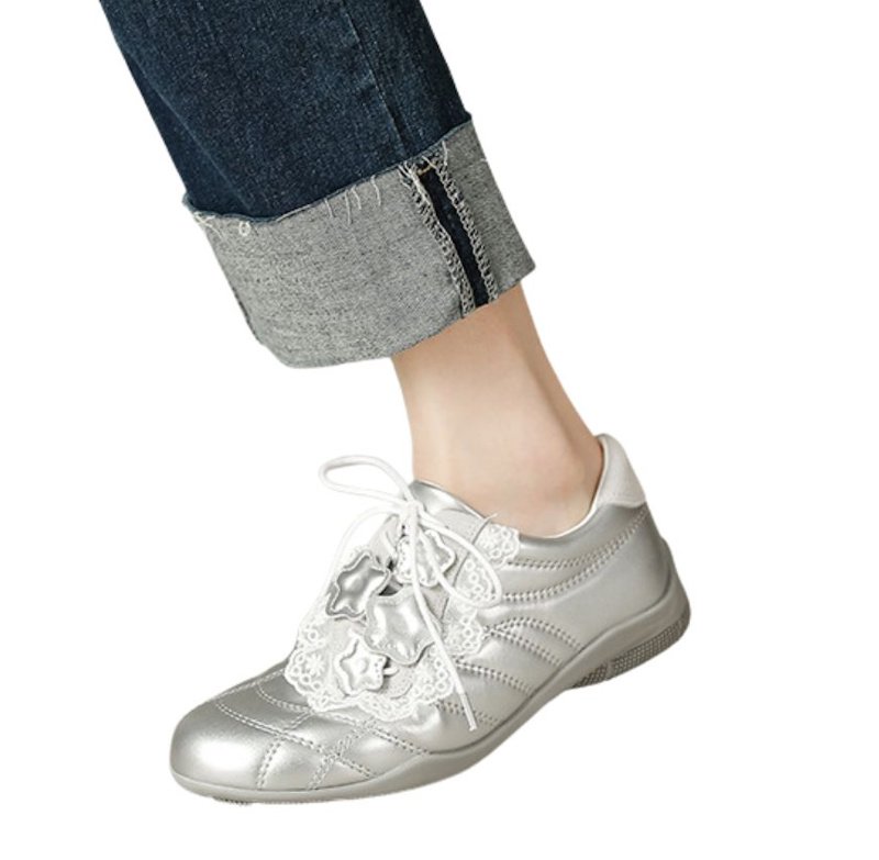 画像2: Ｗomen's Lace and small floral embellished quilted leather sneakers レース＆スモールフラワーキルティングレザー斜めレースアップスニーカー (2)