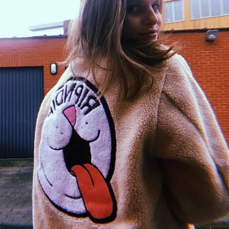 画像3: RIPNDIP Pill Sherpa Varsity Jacket  eco fur fleece zip-up stand collar jacket blouson ユニセックス 男女兼用 刺繍 リップンディップ フリース ボア エコファー ジップアップ スタンドカラー ジャケットブルゾン (3)
