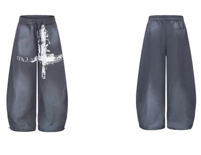 画像1: Wide-leg sweatpants with a curved silhouette, featuring cross and logo prints ユニセックス 男女兼用クロス＆ロゴプリント　カーブシルエット・ワイドスウェットパンツ (1)