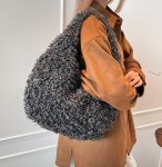 画像6: Fluffy Mongolian Fur One-Shoulder Tote Bag ユニセックス 男女兼用 モコモコモンゴリアンファーショルダーワンショルダートートバッグ (6)