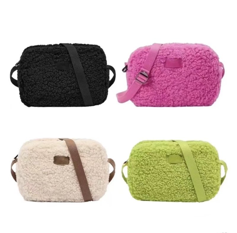 画像6: Fluffy Faux-Fur Small Square Crossbody Camera-Style Bag　 フワフワボアスクエアスモールショルダーポシェットクロスボディーカメラマンバッグ (6)